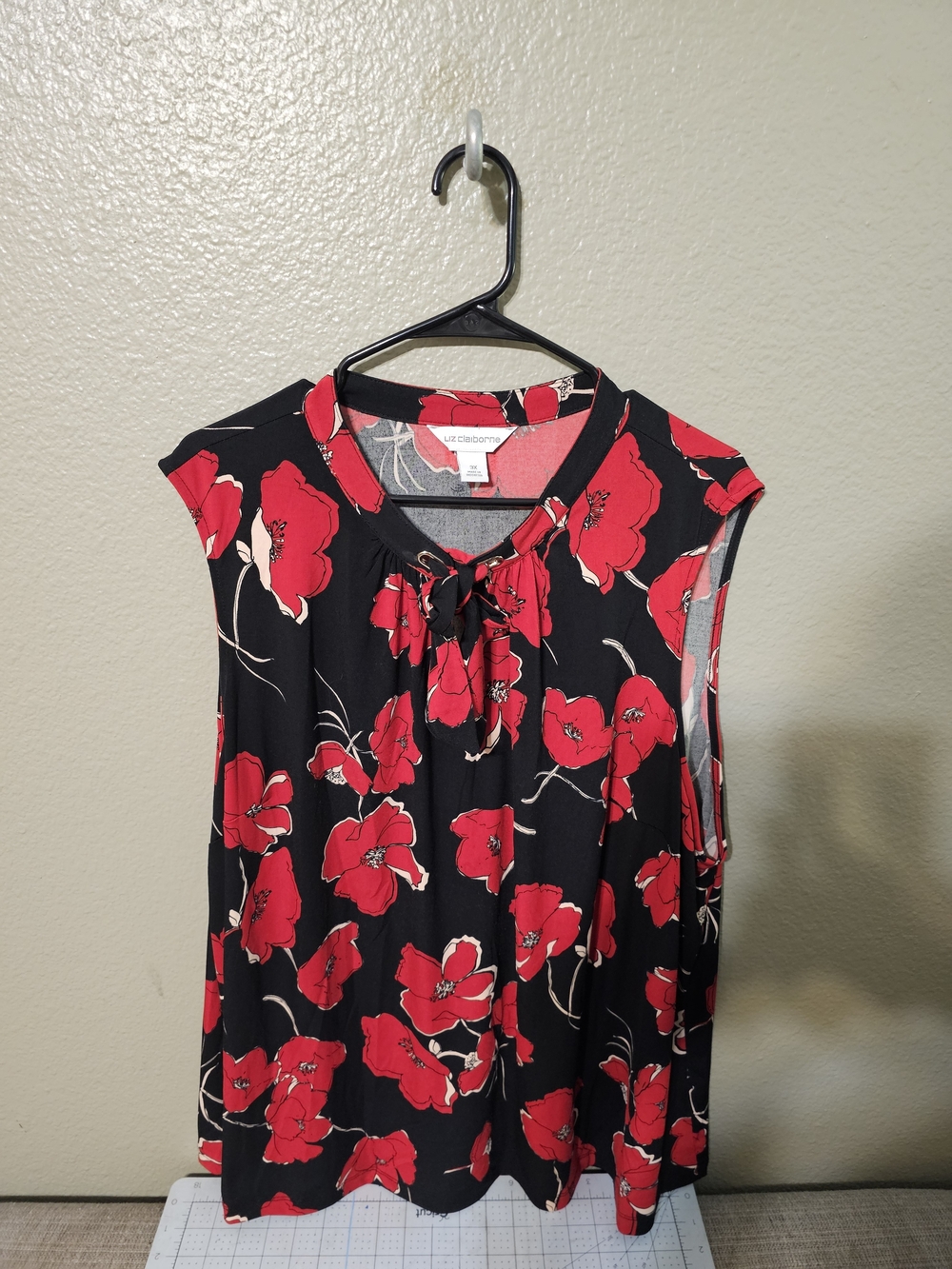 Liz Claiborne Red Poppy Floral Sleeveless Pleated Keyhole Neck Blouse Top 3X